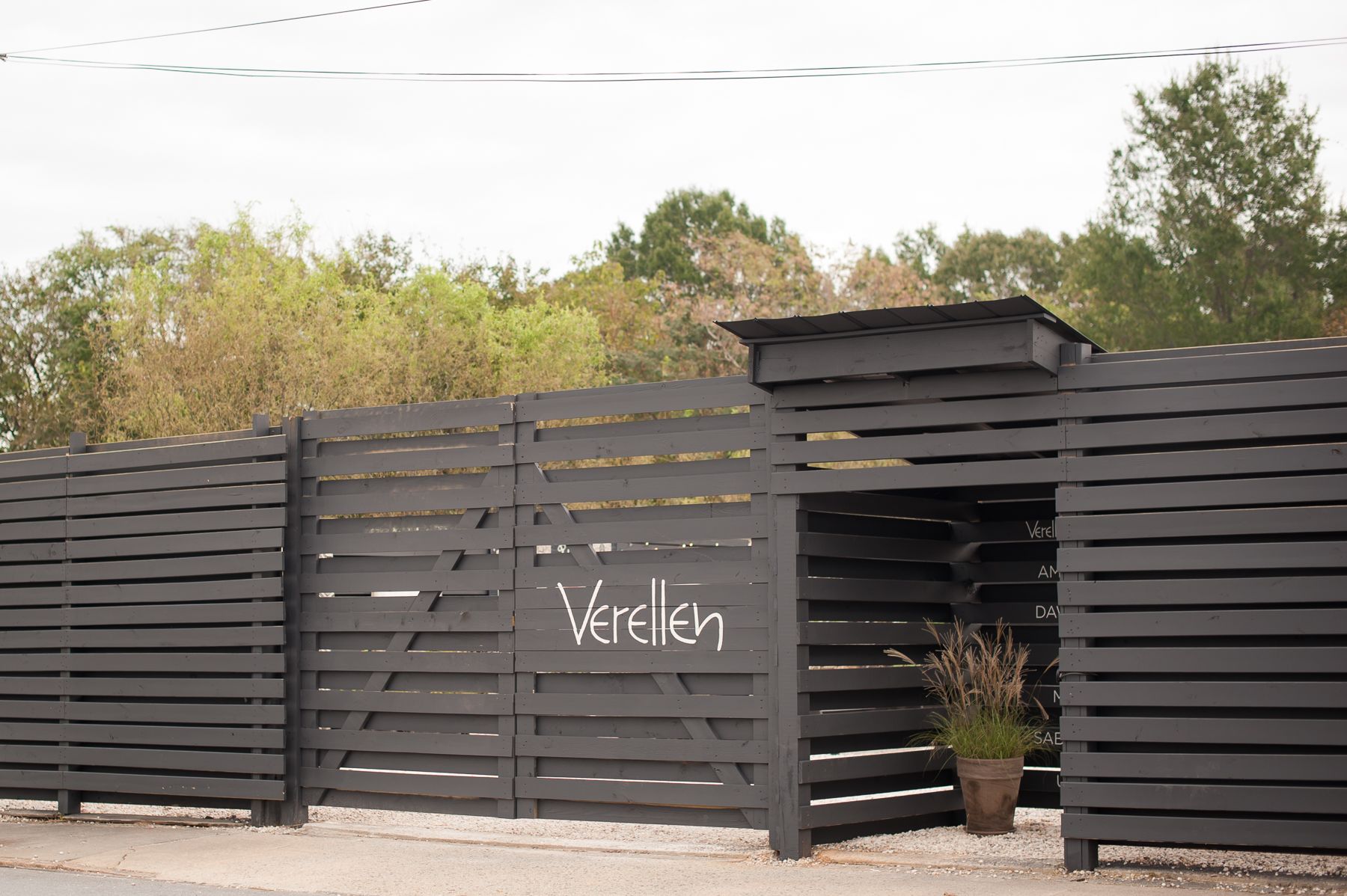 Verellen specializes in sofas, loveseats, chairs and sectionals, dining room banquettes and chairs, and upholstered beds and headboards. Their favorite outfits are in Belgian linen and leather with dressmaker attention to detail. | Maria West Photography